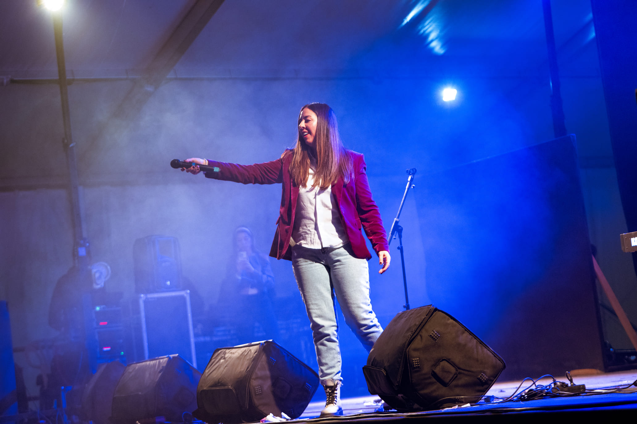 Mónica Rodríguez presentando el evento